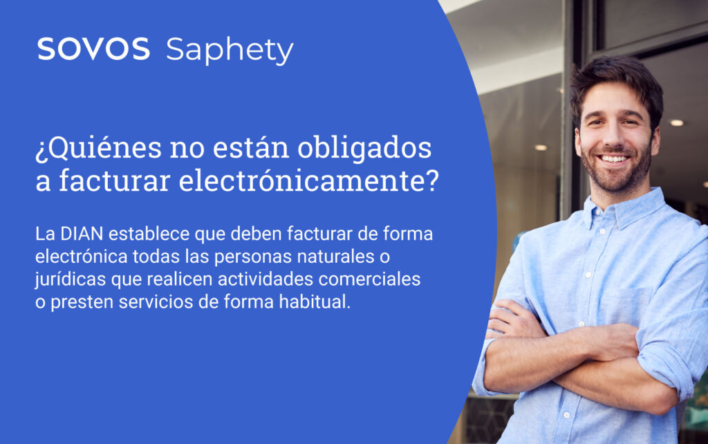 Hombre joven sonriendo frente a la entrada de su negocio con los brazos cruzados.