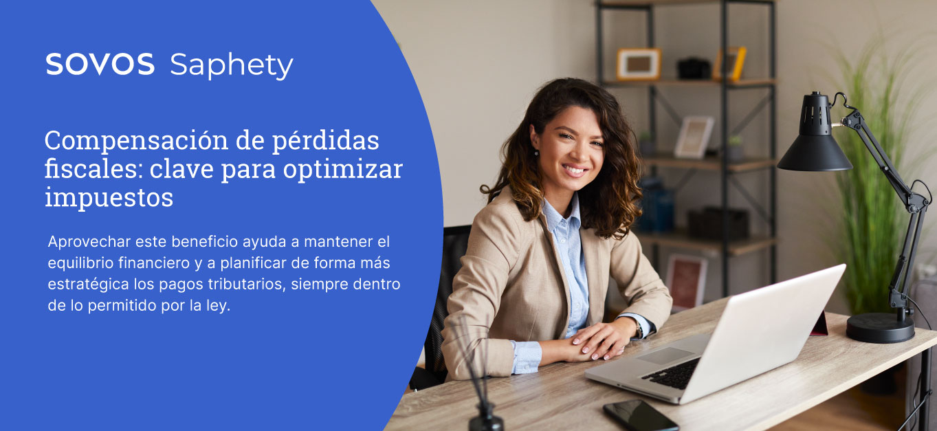 Profesional trabajando en oficina mientras analiza la compensación de pérdidas fiscales en su empresa.