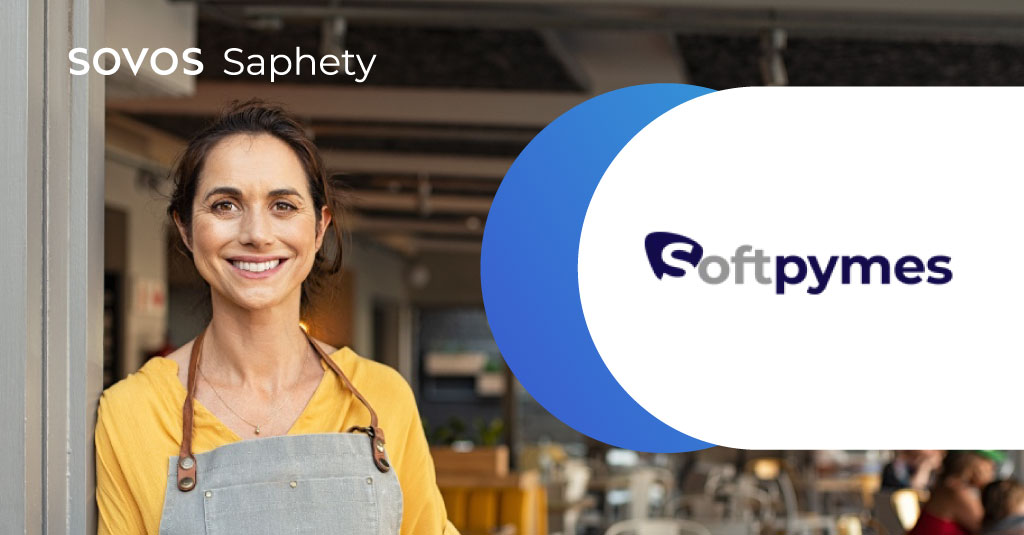 Mujer emprendedora en el portal de su negocio. Solución contable de Softpyme más facturación electrónica de Saphety